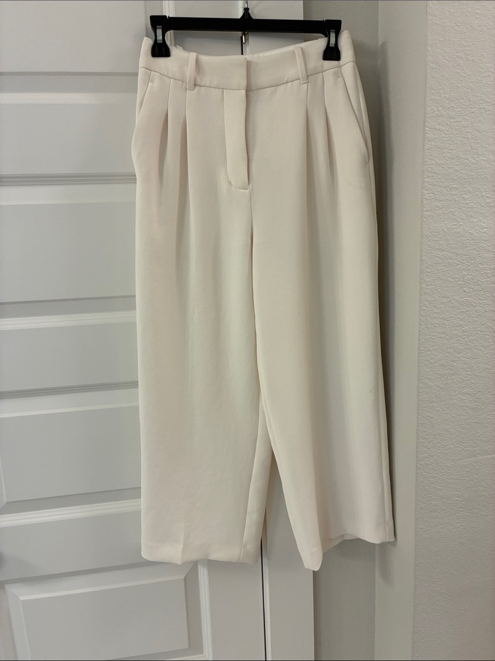 Aritzia The Effortless Pant Cropped Crepette - Ivory shade